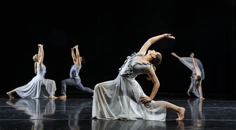 what is contemporary dance? exploring the essence and evolution of this expressive art form